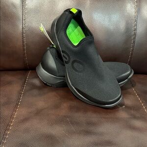 Black Slip-On OOFOS